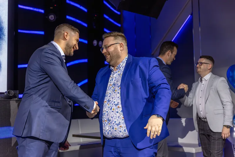 Kézfogás egy elismerés átadásakor